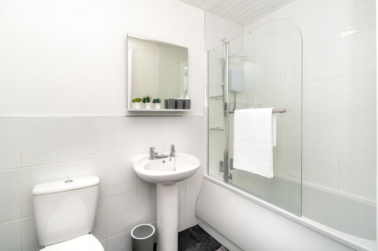 Cosy Retreat - Charming 2-Bed Apartment Greenock Zewnętrze zdjęcie
