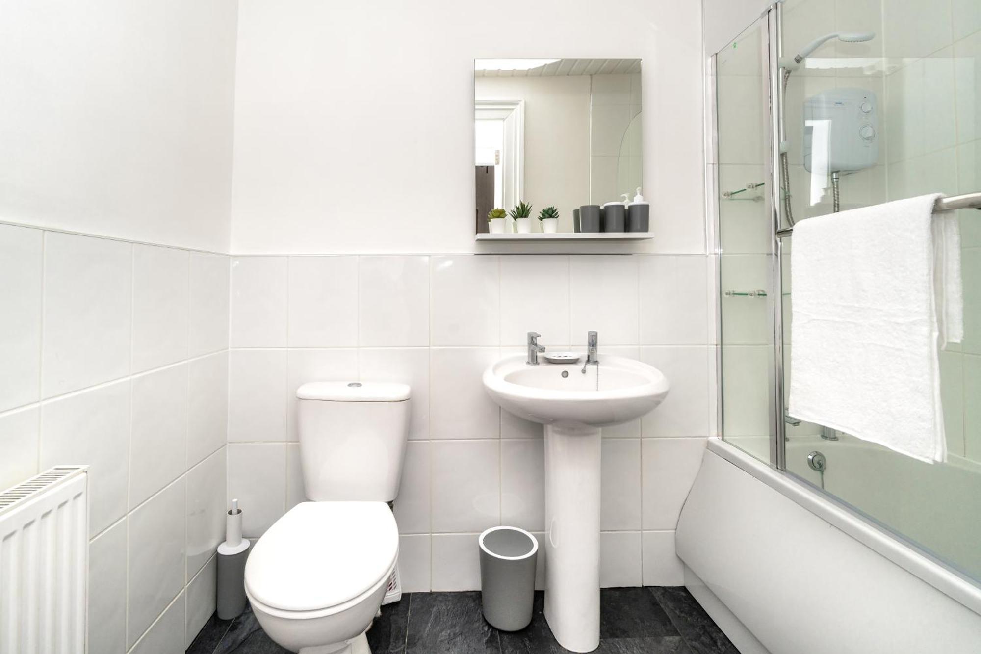 Cosy Retreat - Charming 2-Bed Apartment Greenock Zewnętrze zdjęcie