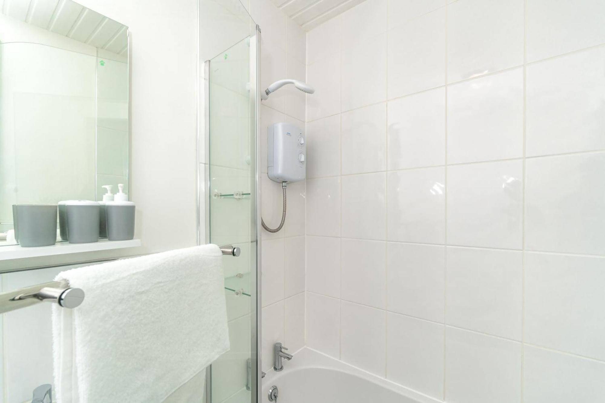 Cosy Retreat - Charming 2-Bed Apartment Greenock Zewnętrze zdjęcie