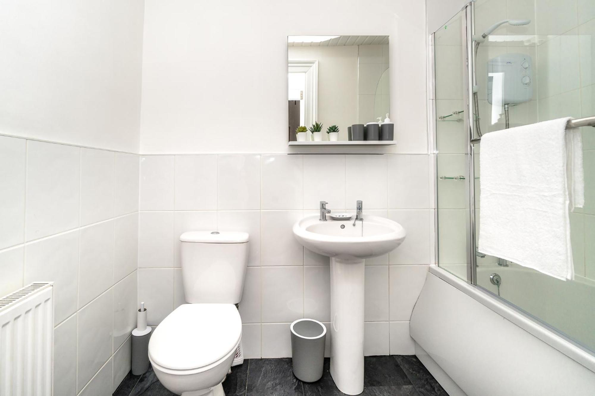 Cosy Retreat - Charming 2-Bed Apartment Greenock Zewnętrze zdjęcie