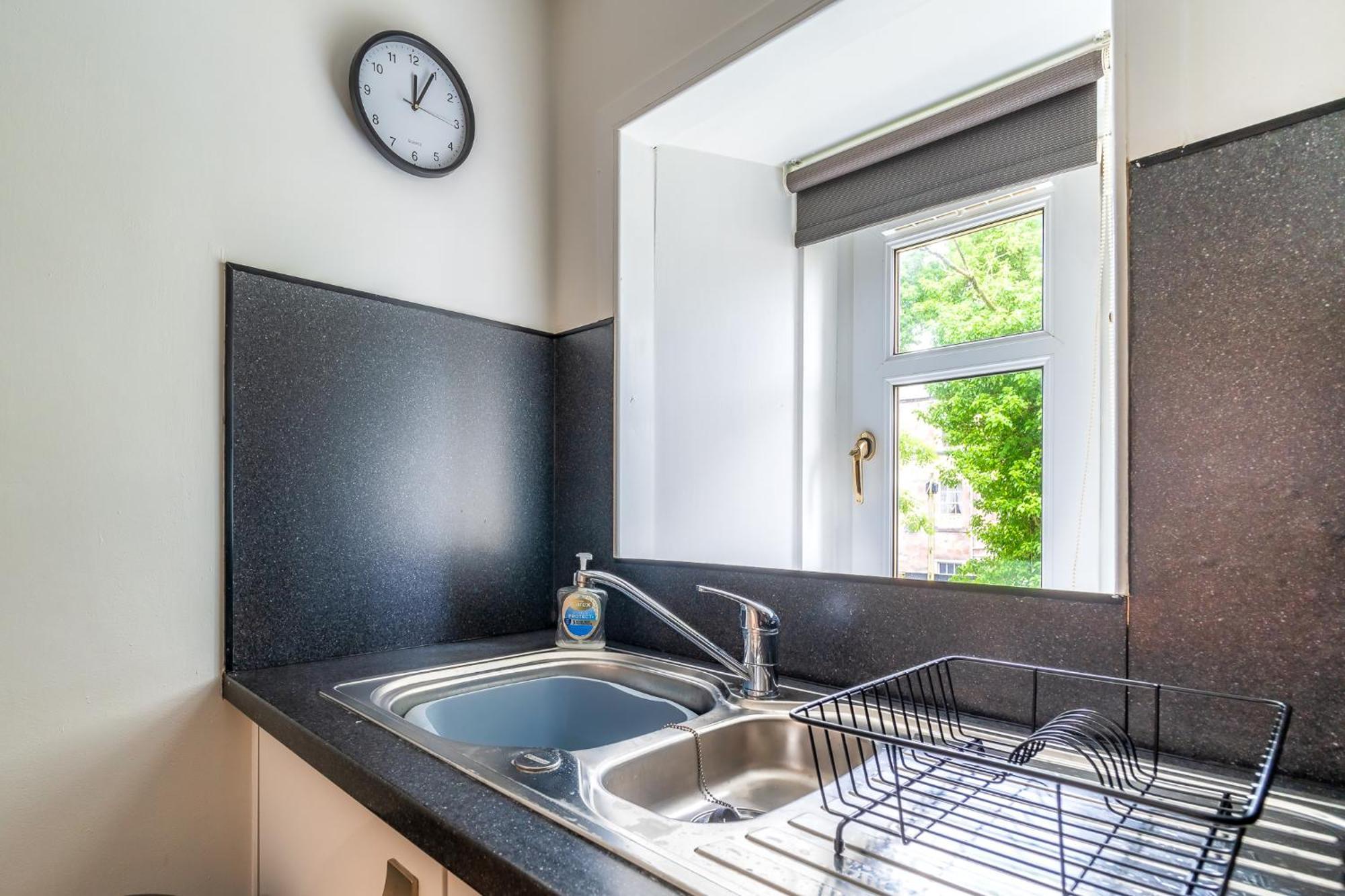 Cosy Retreat - Charming 2-Bed Apartment Greenock Zewnętrze zdjęcie